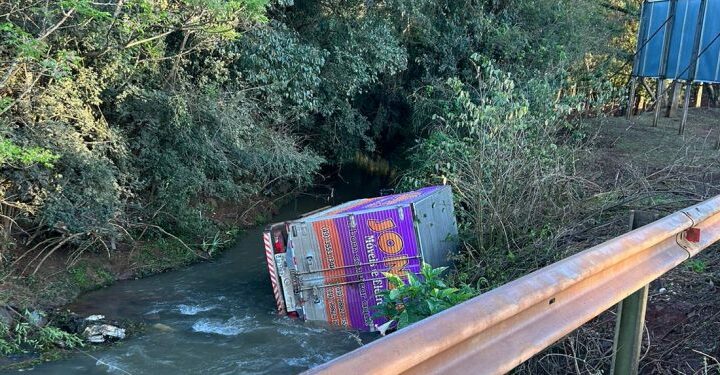 Imagens: caminhão de empresa de Piratuba sai de pista e cai em riacho no Rio Grande do Sul