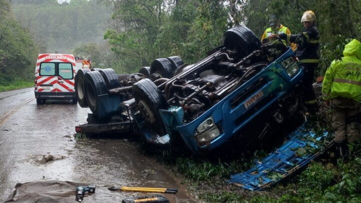 Vídeo: motorista morre após caminhão capotar na BR 283 em Arvoredo
