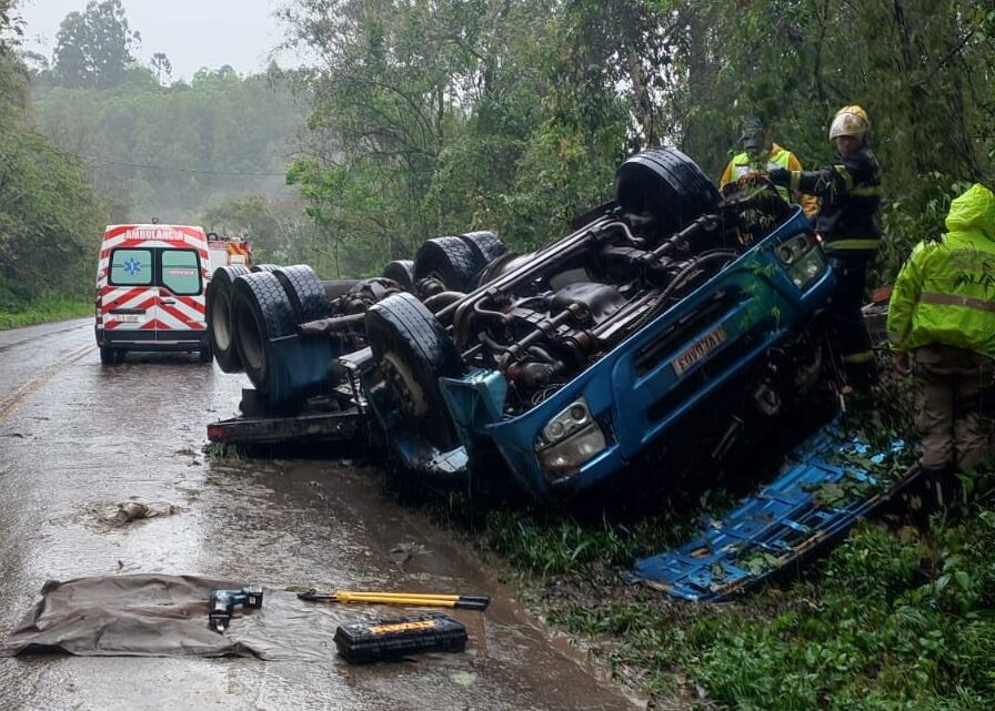 Vídeo: motorista morre após caminhão capotar na BR 283 em Arvoredo