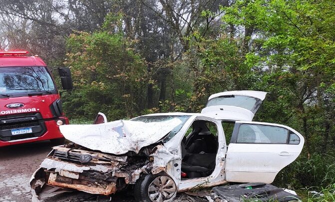 Colisão frontal deixa cinco feridos na SC-160 em Modelo