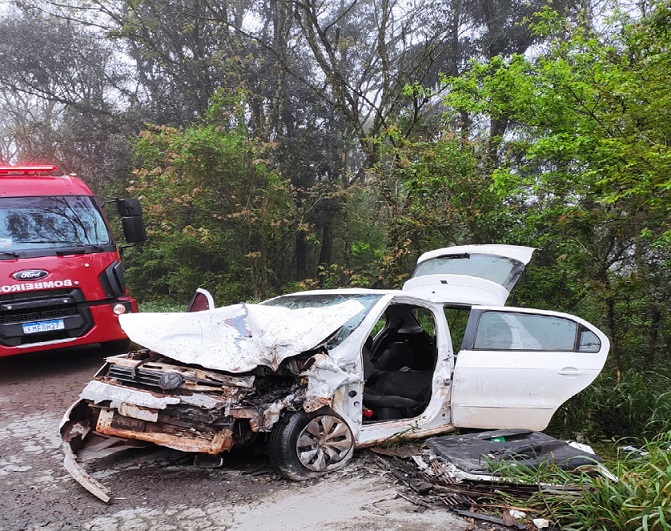 Colisão frontal deixa cinco feridos na SC-160 em Modelo