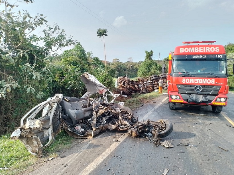 Homem morre após colisão entre caminhão carregado de concreto e dois veículos na PR 158