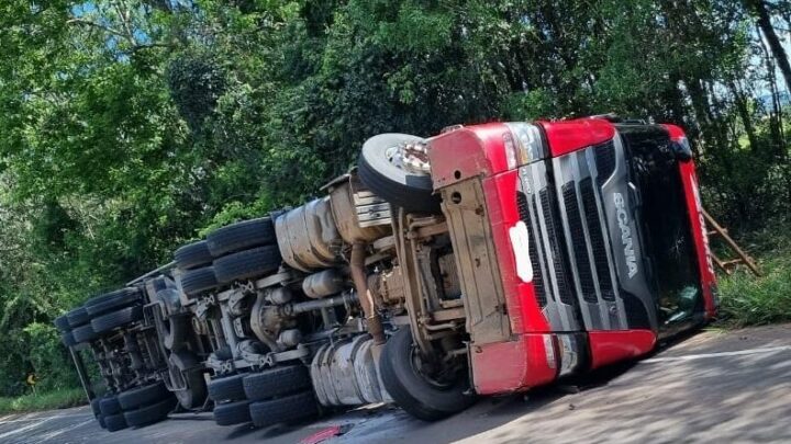 Carreta tomba em rodovia de SC e motorista é encaminhado ao hospital