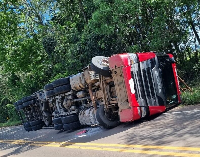 Carreta tomba em rodovia de SC e motorista é encaminhado ao hospital