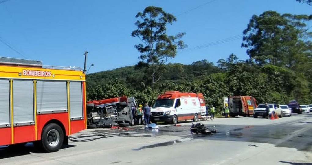 Acidente na BR-282 mata motociclista e deixa vítimas em estado grave