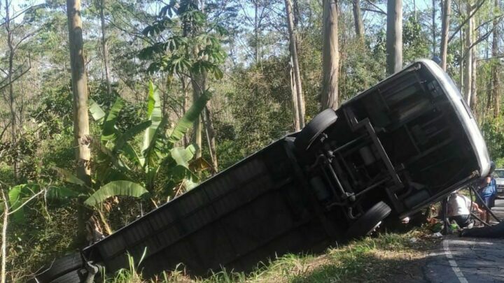 Vídeo: ônibus capota e deixa um morto e dezenas de feridos em SP