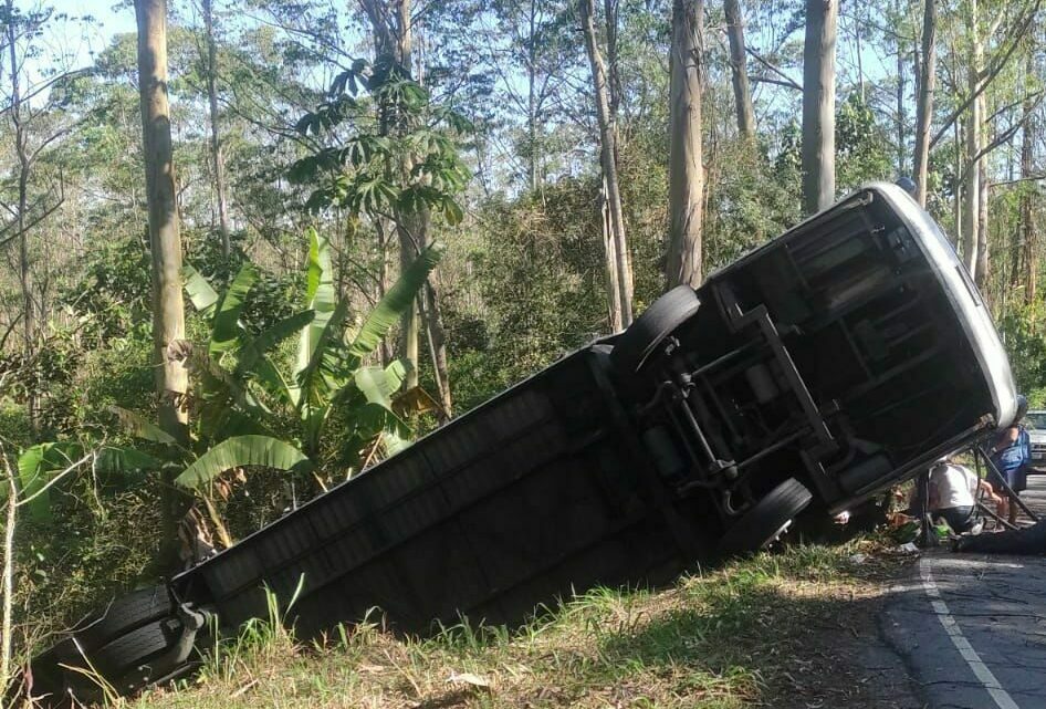 Vídeo: ônibus capota e deixa um morto e dezenas de feridos em SP