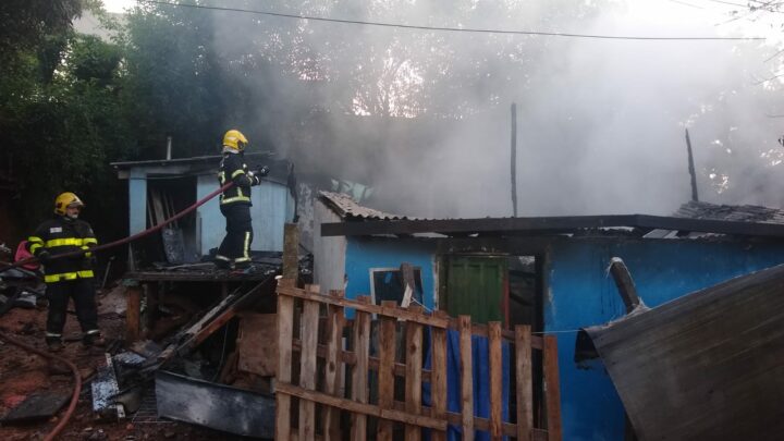 Incêndio de grandes proporções atinge quatro casas de madeira em Chapecó