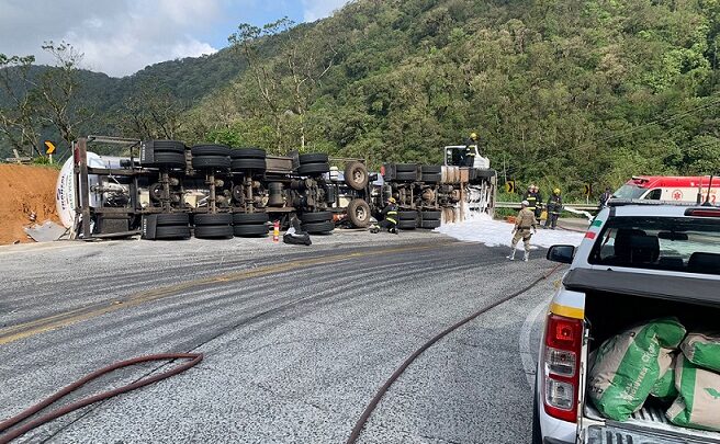 Caminhoneiro morre após caminhão tombar na BR 418 em SC