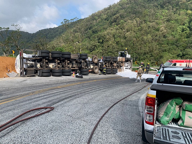 Caminhoneiro morre após caminhão tombar na BR 418 em SC