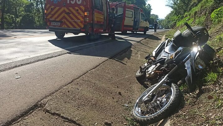 Vídeo: motociclista fica gravemente ferido após colidir com caminhão na BR 282 no Oeste de SC