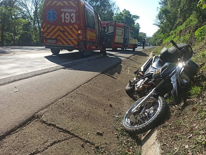 Vídeo: motociclista fica gravemente ferido após colidir com caminhão na BR 282 no Oeste de SC