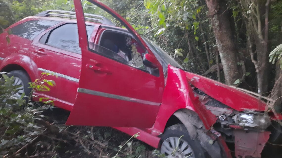 Casal fica ferido após veículo cair em ribanceira na BR 158 em Caibi