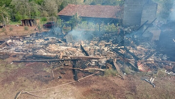 Residência é consumida pelo fogo em São José do Cedro