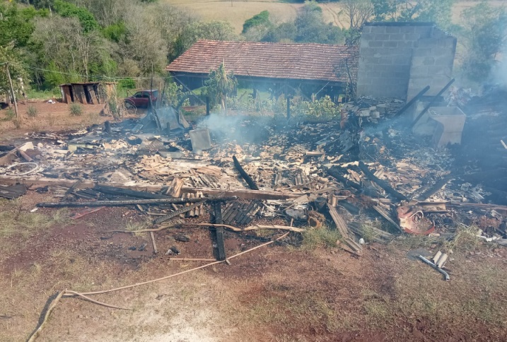 Residência é consumida pelo fogo em São José do Cedro