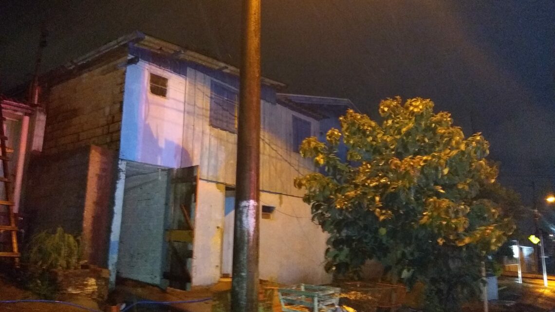 Casa pega fogo e morador é levado ao hospital após inalar fumaça em Chapecó