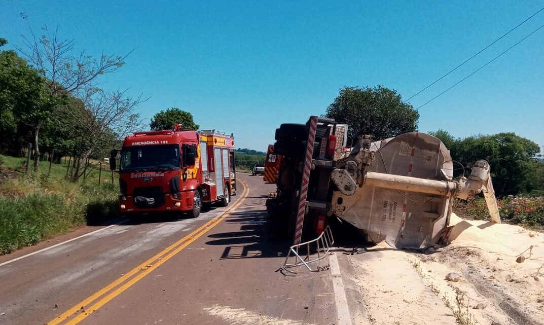 Homem fica ferido após caminhão tombar na SC-386 em Iporã do Oeste