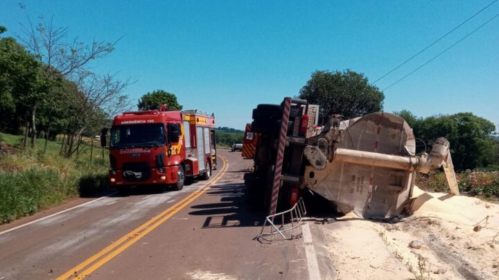 Homem fica ferido após caminhão tombar na SC-386 em Iporã do Oeste