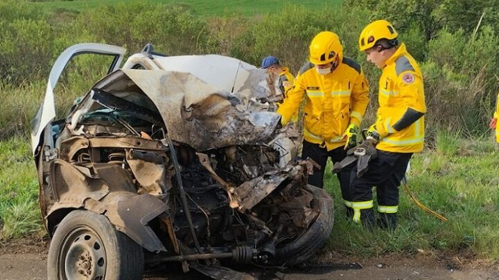 Colisão frontal entre carro e caminhão deixa uma vítima fatal na SC 451