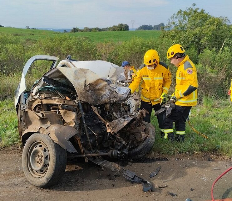 Colisão frontal entre carro e caminhão deixa uma vítima fatal na SC 451