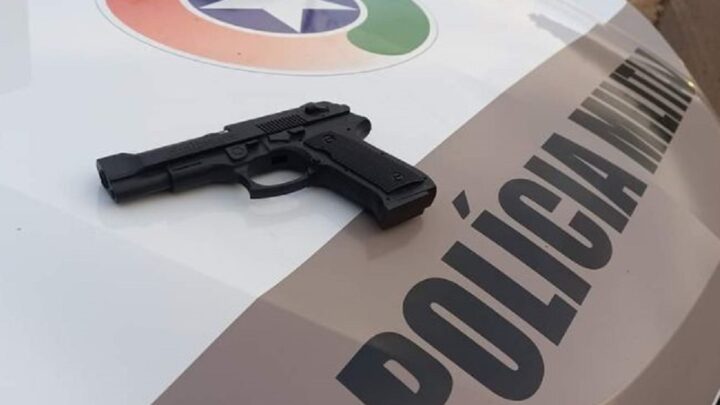 Homem usa arma de brinquedo para fazer ameaça no trânsito e acaba preso no Meio Oeste de SC