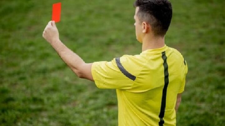 Jogador que agrediu árbitro de futebol durante partida terá de indenizá-lo em R$ 15 mil