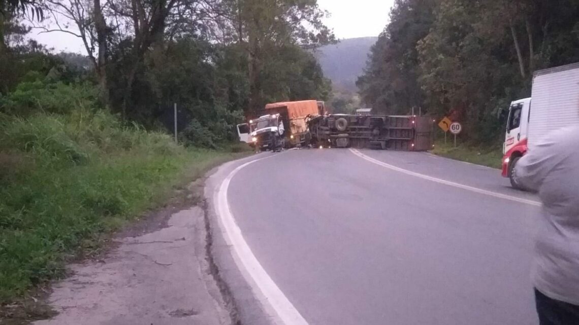 Grave colisão entre dois caminhões bloqueia BR-470 nesta segunda