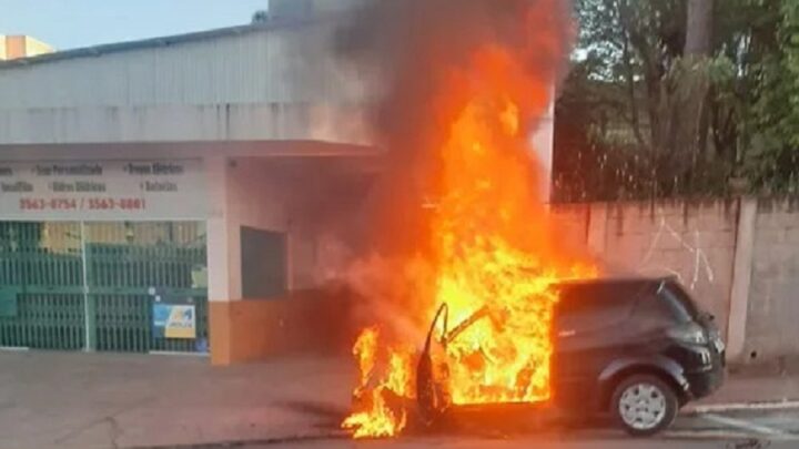 Veículo é destruído pelo fogo no centro de Caçador