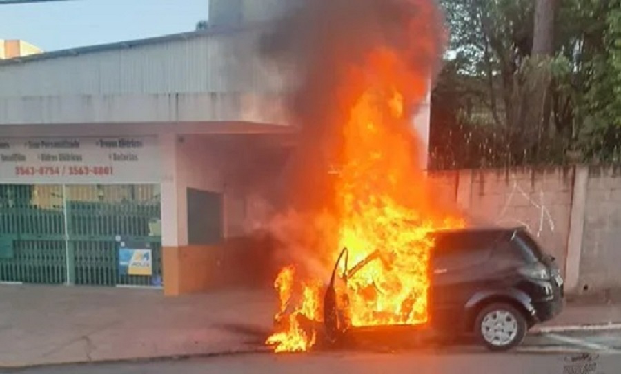 Veículo é destruído pelo fogo no centro de Caçador