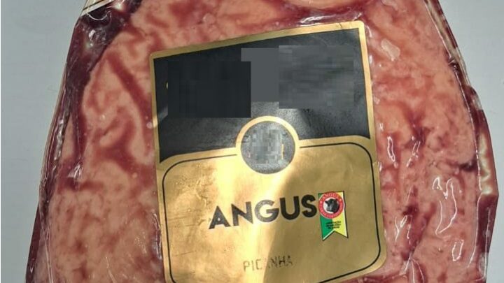 Homem tenta esconder peça de picanha dentro da calça em supermercado em SC