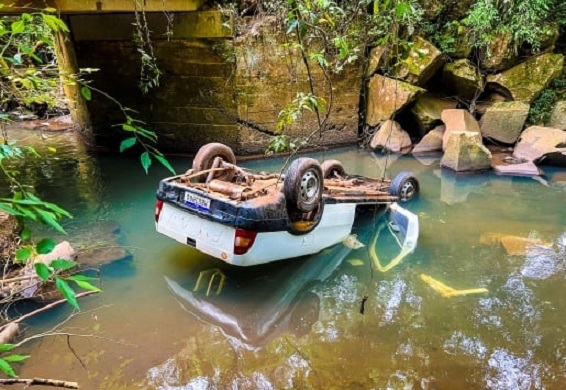 Vídeo: homem é resgatado com vida quase 24 horas após ficar com carro submerso em rio no extremo oeste