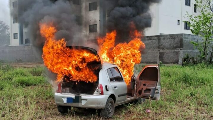 Furto de carro termina com perseguição e incêndio em SC