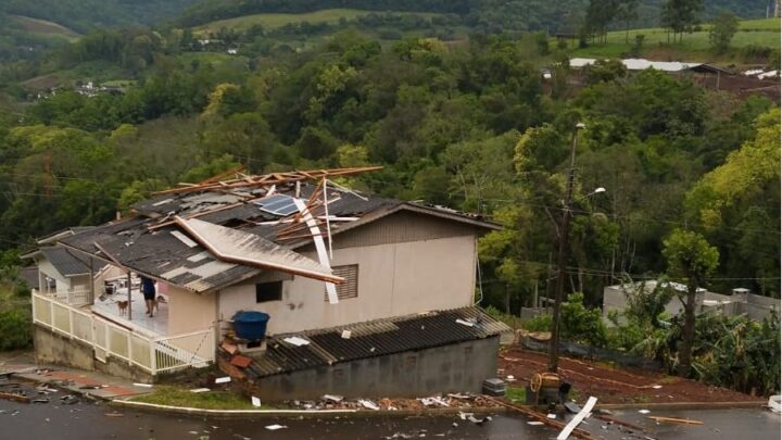 Imagens: vendaval causa estragos em cidades do oeste de Santa Catarina