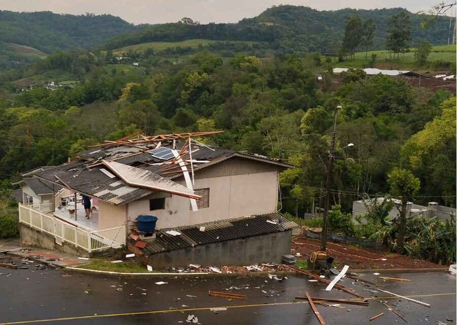 Imagens: vendaval causa estragos em cidades do oeste de Santa Catarina