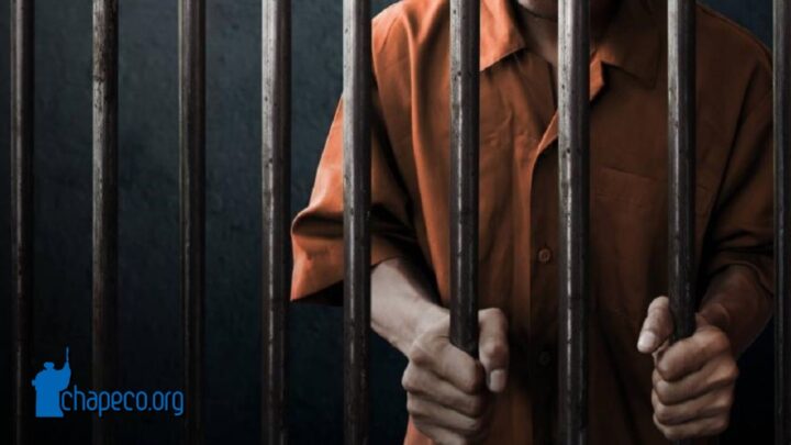 Ladrão furta corrimãos de casa, tenta fugir mas acaba preso em SC