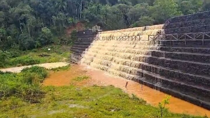 Vídeo: barragem de contenção em Concórdia transborda após altos volumes de chuva