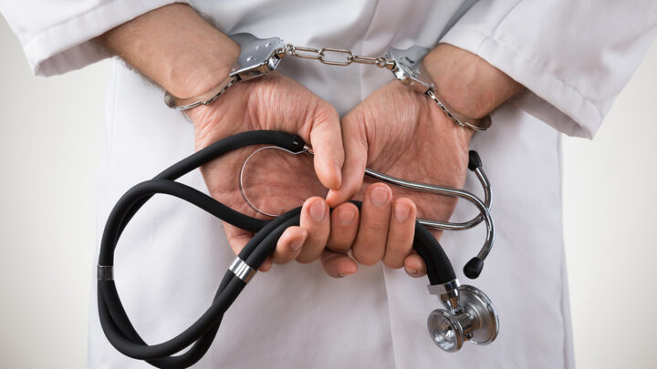 Médico estrangeiro é condenado por abusar sexualmente de pacientes em Chapecó