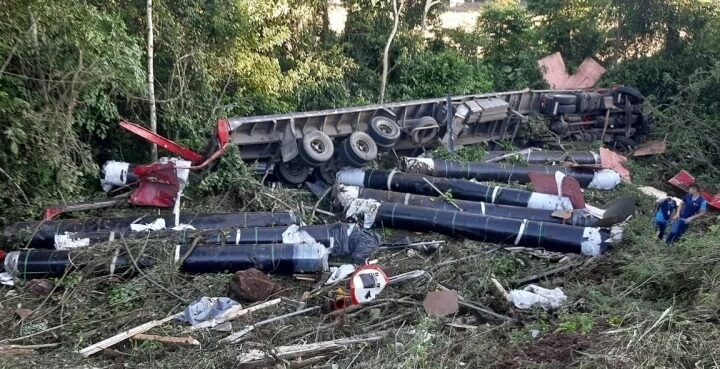 Motorista fica ferido após carreta tombar em barranco na BR-153