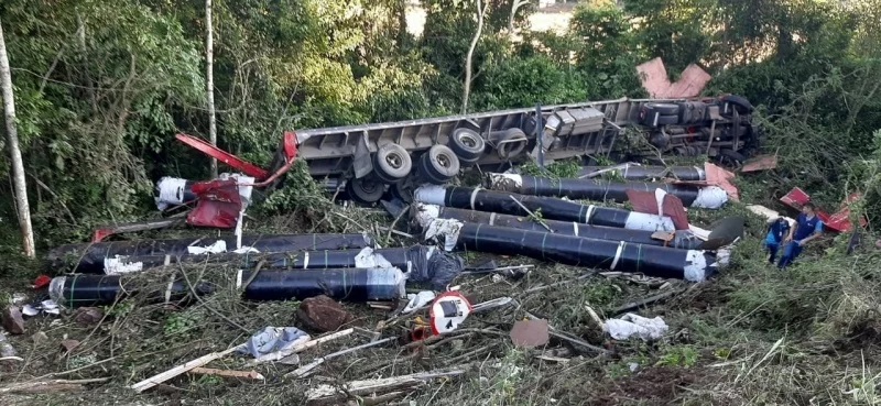 Motorista fica ferido após carreta tombar em barranco na BR-153