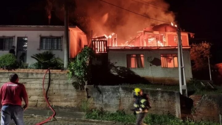 Mulher com o corpo em chamas é resgatada de incêndio em Videira