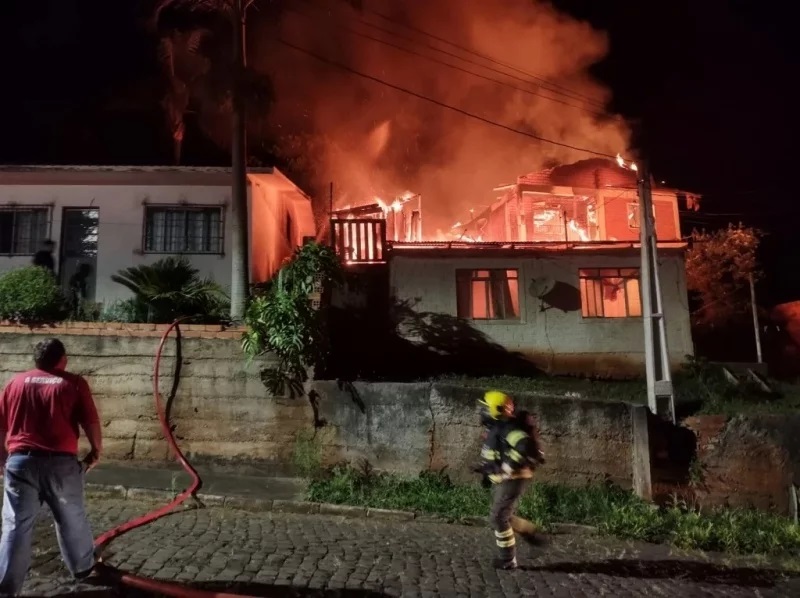 Mulher com o corpo em chamas é resgatada de incêndio em Videira