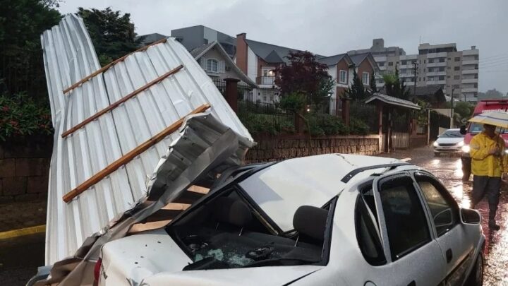 Carro é atingido por telhado arrancado de residência durante temporal
