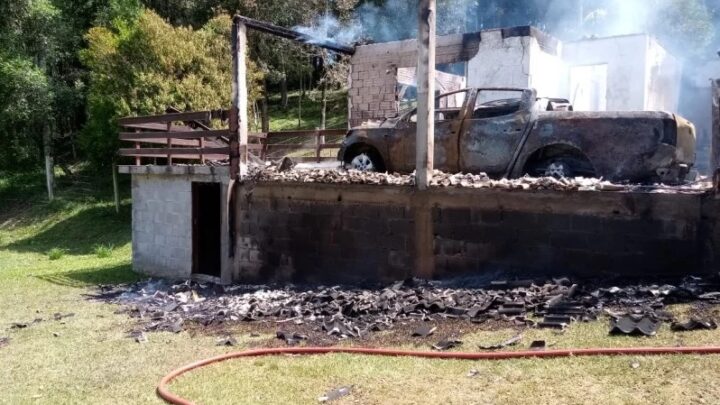 Imagens: casa e caminhonete são destruídas por incêndio no interior de Capinzal