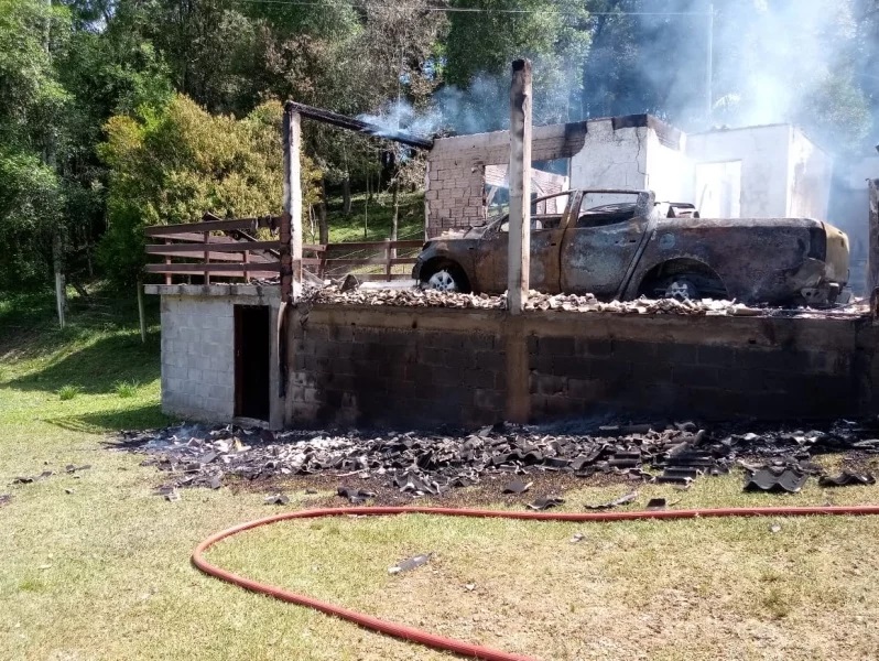Imagens: casa e caminhonete são destruídas por incêndio no interior de Capinzal