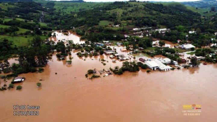 Imagens: cheia do rio Uruguai deixa cidades do Oeste de SC inundadas