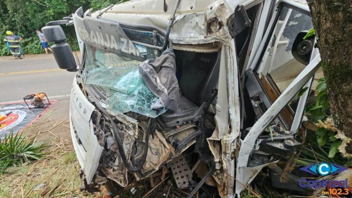Grave acidente deixa motorista de caminhão preso nas ferragens na SC-150