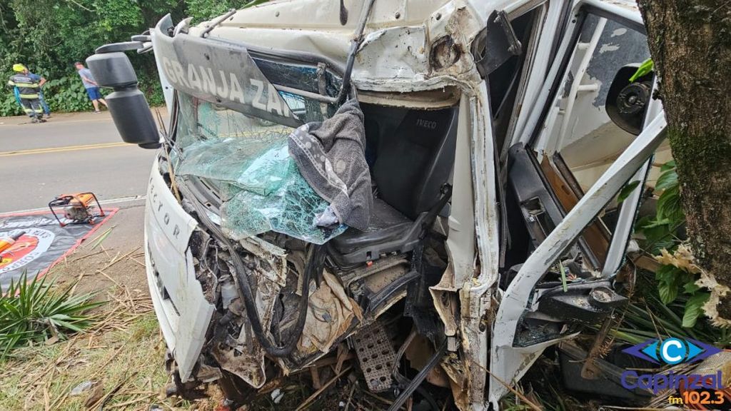 Grave acidente deixa motorista de caminhão preso nas ferragens na SC-150