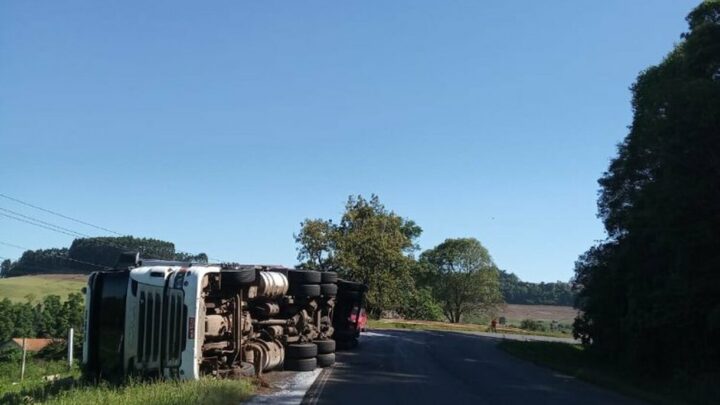 ​Carreta carregada de leite tomba às margens da SC-355