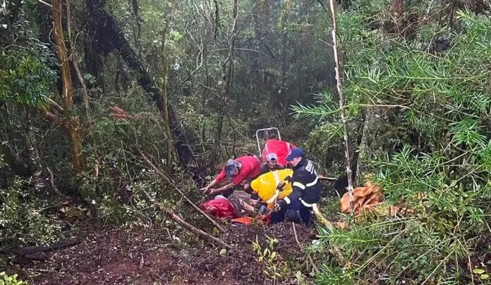 Bombeiros resgatam motorista de trator capotado no interior de São Joaquim