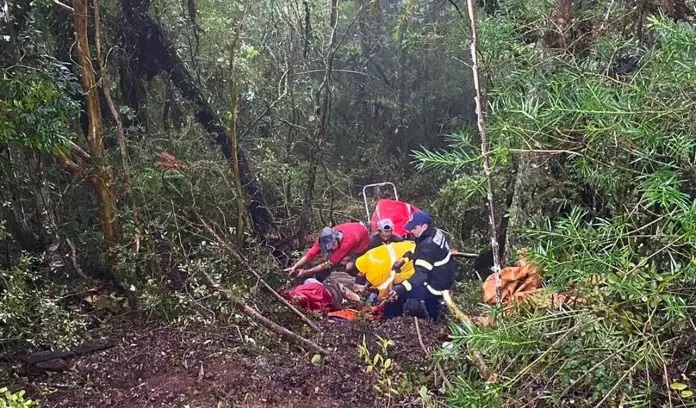 Bombeiros resgatam motorista de trator capotado no interior de São Joaquim